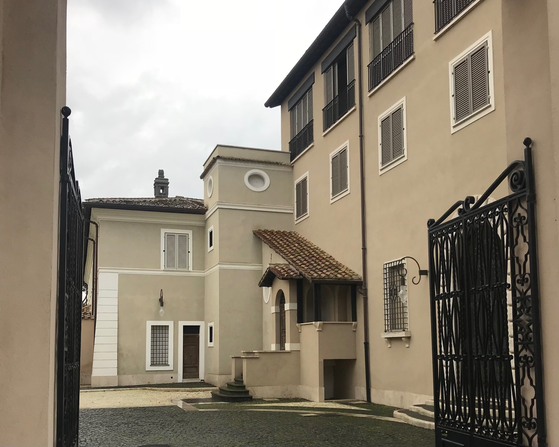 Interno residenziale con parquet a spina e scala rossa